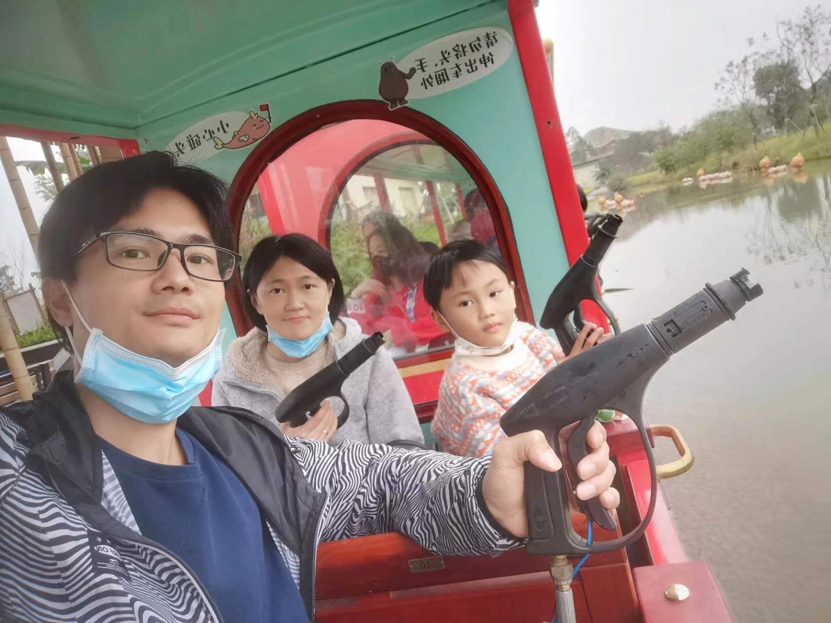 岸边几只小鸭,连天鹅都不是。。。 岸边几只小鸭,连天鹅都不是。。。